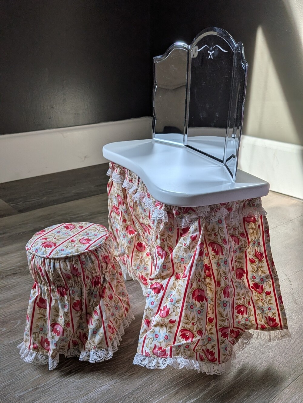 American Girl Molly's Vanity Table Pink and Cream Floral Vanity Set with Mirror - Picture 2 of 14